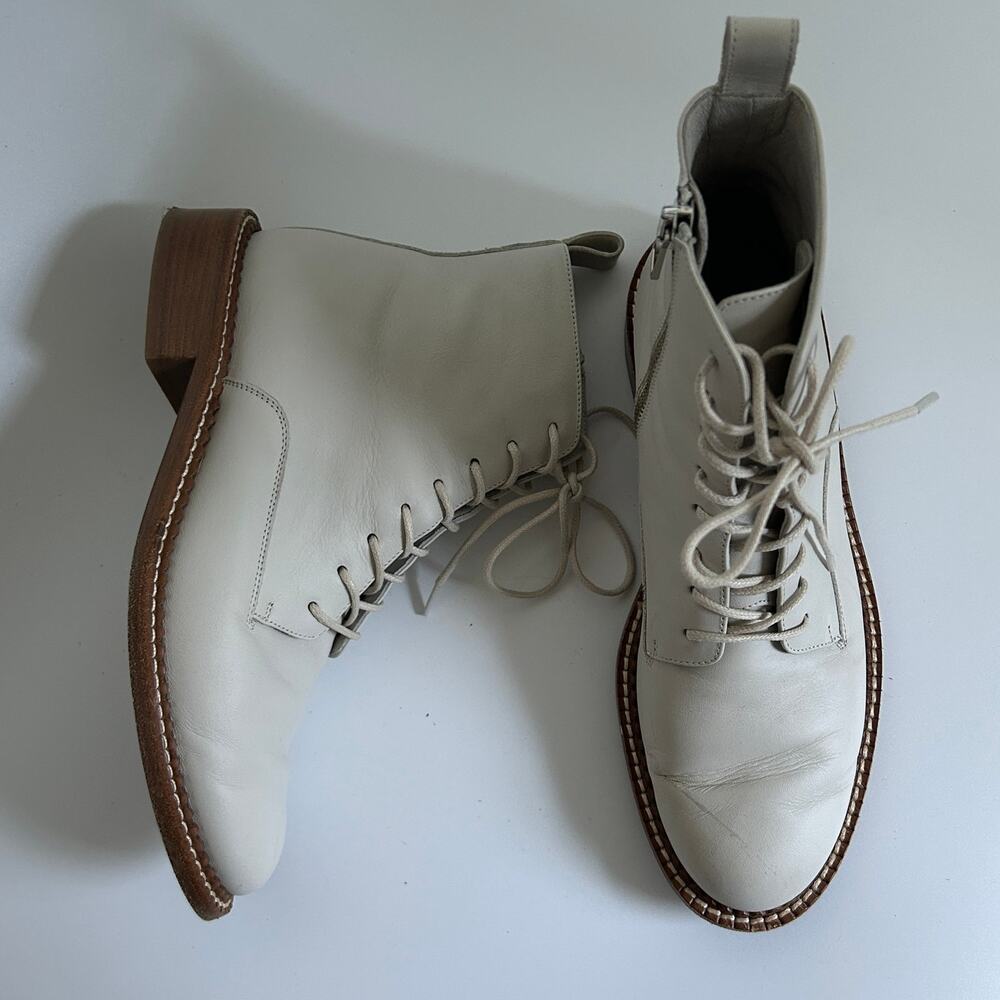 VINCE Cabria Lug Sole Water Repellent Womens Ivory Combat Lace Up Boot, US 7